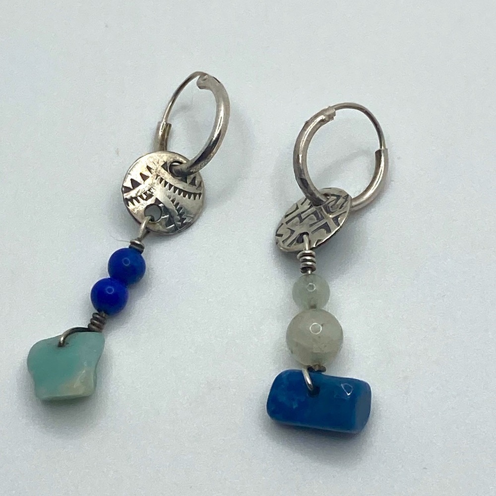 Vtg Sterling Silver Mini Hoop Earrings w Purposely Mismatched Dangle Charms 1.5”